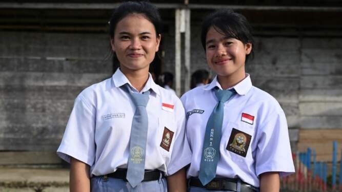 Foto: Mervin Diana M Gulo (kelas 12) dan Fani Putri Zelita Gulo (Kelas 10) tersenyum semringah karena Bobby Nasution akan menyekolahkan mereka hingga tamat.