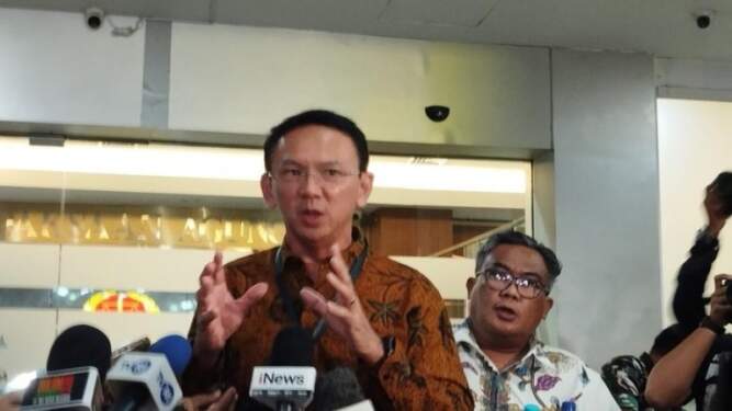 Foto: Ahok usai dimintai keterangan Kejagung.