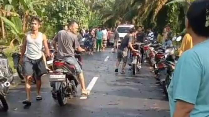 Foto: Evakuasi korban saat kejadian di lokasi Lingkungan 4, Kelurahan Marbau, Labura.
