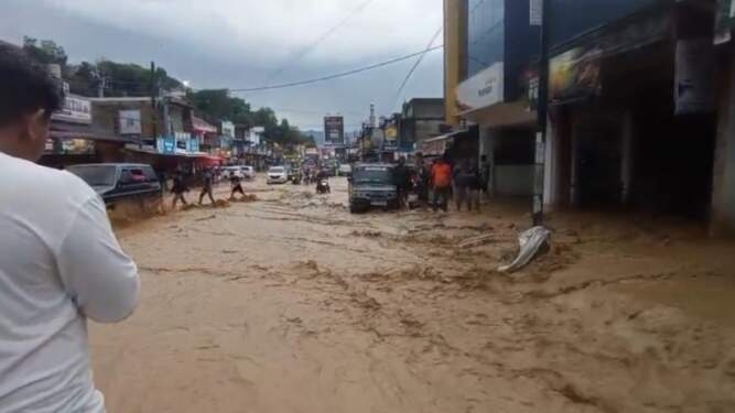 Parapat dilanda bencana alam banjir, Minggu (16/3/2025) sore. 