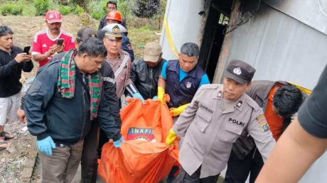 Foto: Jenajah Intan br Sinaga dievakuasi ke RSU Kabanjahe, Minggu (23/3/2025).