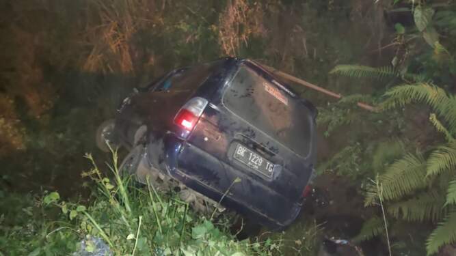 Foto: Kondisi mobil Isuzu Panther BK 1229 TG ringsek terperosok masuk jurang di Jalan HT Rizal Nurdin, Kelurahan Sihitang, Kecamatan Padangsidimpuan Tenggara, Kota Padangsidimpuan, Senin (24/3/2025) malam.
