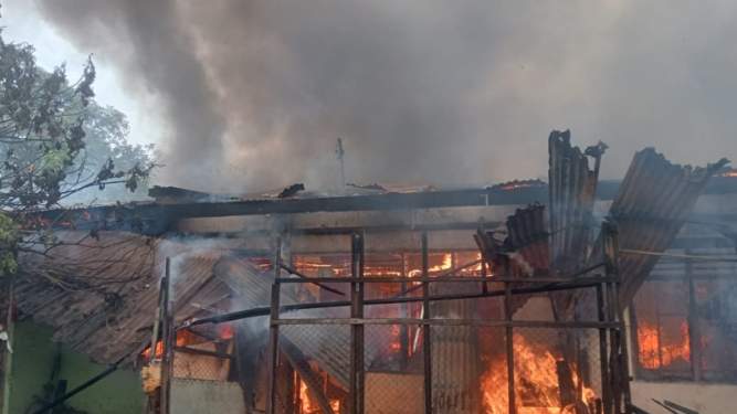 Foto: Kobaran api membakar 11 unit rumah di Kelurahan Binjai, Medan Denai, Medan, Sabtu (29/3/2025) siang.