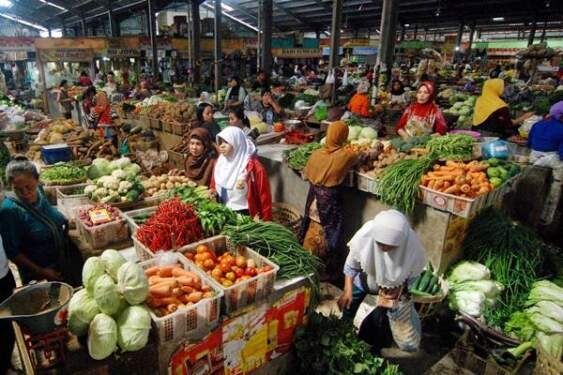 Aktivitas berdagang di pasar tradisional. 
