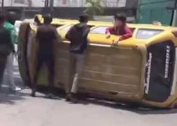 Hindari Sepeda Motor, Angkot di Medan Terguling