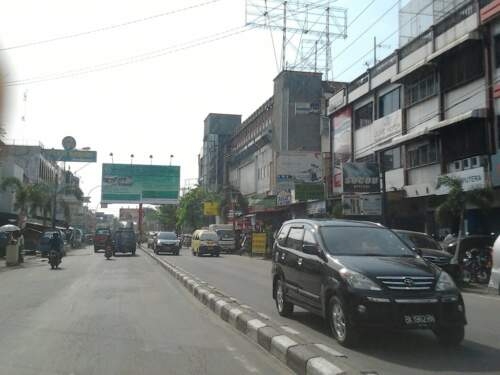 Arus lalu lintas di Jalan HM Yamin, Kota Medan.