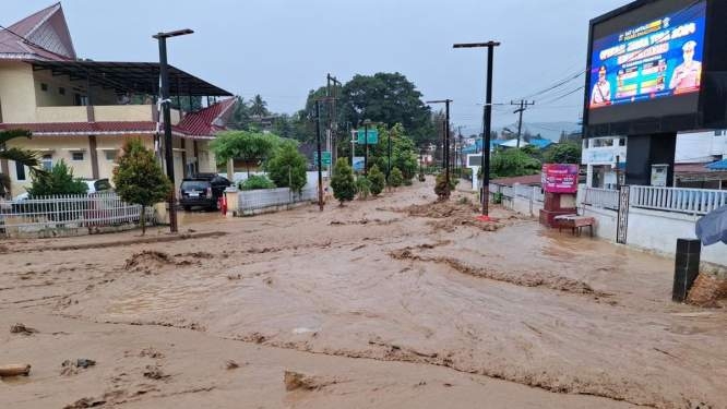 Banjir bandang di kawasan Parapat.