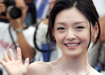Pemakaman Barbie Hsu Diiringi Isak Tangis-Rintik Hujan
