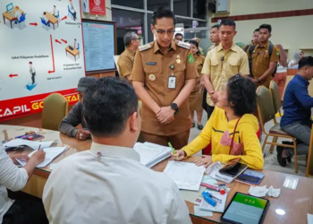 Foto: Rico Waas: Petugas Disdukcapil Harus Dampingi Masyarakat agar Tak Bingung 2