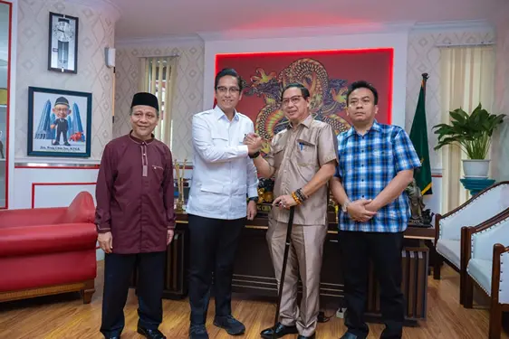 Wali Kota Medan Rico Waas foto bersama Ketua DPRD Medan Wong Cun Sen, Wakil Ketua DPRD Medan 
Zulkarnaen dan Rajudin Sagala, Rabu (5/3/2025).(Ist)