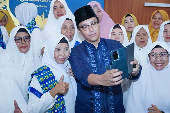 Wali Kota Medan Rico Waas berswafoto bersama ibu-ibu pengajian dari wilayah Kecamatan Medan Sunggal, Selasa (4/3/2023).(Istimewa)