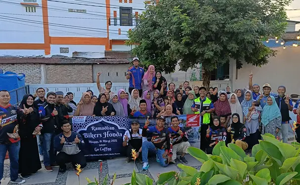 Foto: Para bikers HPCI chapter Medan, VOCMED dan VANATIC menebar kebaikan dengan pemberian bantuan berupa puluhan paket sembako kepada para janda prasejahtera Jl. Aluminium Tanjung Mulia.(Ist)