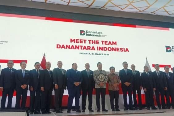 Jajaran pengurus BPI Danantara berfoto bersama usai diumumkan secara resmi oleh CEO Danantara Rosan P Roeslani di Gedung CIMB Niaga, Jakarta, Senin (24/3/2025).