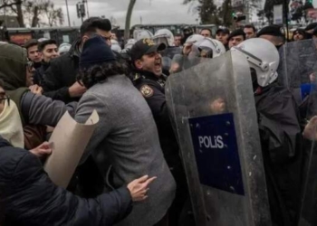 Aksi demo besar-besaran memprotes penangkapan wali kota Istanbul, Turki.