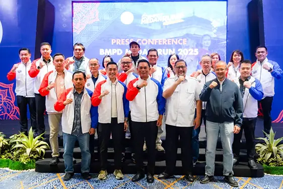 Ketua BMPD Sumatera Utara, Rudy Brando Hutabarat, Ketua PASI Sumatera Utara, Dr. David Luther Lubis, Ketua Panitia BMPD Medan Run 2025,  Andrianta Tarigan, Presiden Direktur Bank Mestika Dharma, Achmad S Kartasasmita, Pimpinan dan Anggota Perbankan (BMPD), Panitia BMPD Medan Run, 19 Komunitas Lari di Kota Medan, Calon Sponsorship diabadikan bersama.(Dok:BI Sumut)
