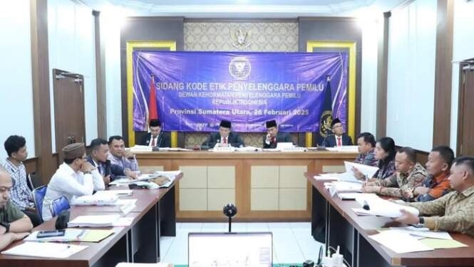 DKPP menggelar sidang pemeriksaan terhadap Ketua dan 4 anggota KPU Nisel gegara geser kursi DPRD dari Garuda ke PDIP. 