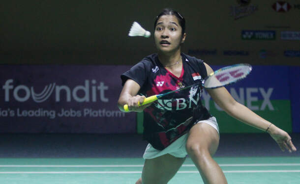 Ester Nurumi Tri Wardoyo mengembalikan kok ke arah lawannya tunggal putri.