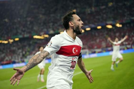 Gelandang Tim Nasional Turki Hakan Calhanoglu  melakukan selebrasi bersama rekan-rekannya.