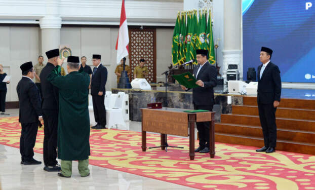 Gubernur Sumut Bobby Nasution melantik Alexander Sinulingga dan Abdul Haris Lubis. 