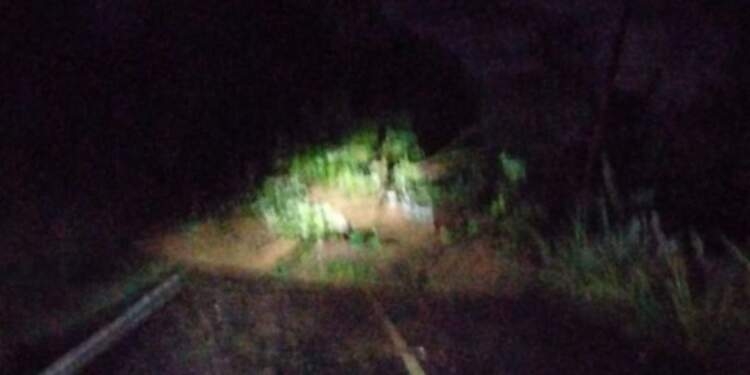 Badan Jalan Nasional Pantai Barat tertutup material longsor, Sabtu (16/3).