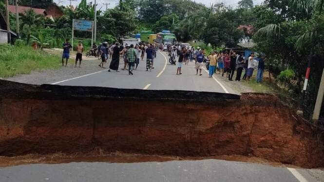 Jalur lintas tengah Sumbar-Jambi putus akibat jalan amblas. 