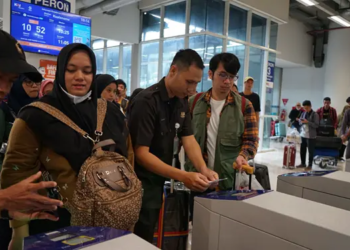 Selama masa angkutan lebaran 2025 KA Bandara menambah petugas Customer Service Mobile, untuk mempermudah dan membantu melayani pelanggan.(Dok:KAI Bandara)