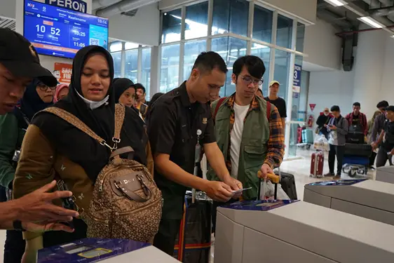Selama masa angkutan lebaran 2025 KA Bandara menambah petugas Customer Service Mobile, untuk mempermudah dan membantu melayani pelanggan.(Dok:KAI Bandara)