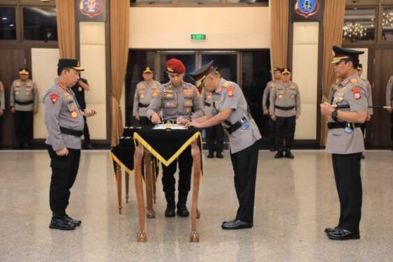 Kapolri Jenderal Listyo Sigit Prabowo memimpin langsung upacara sertijab sejumlah perwira tinggi (Pati) Polri di Gedung Mabes Polri, Jakarta.