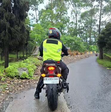 Saat berada di lorong gelap disarankan menyalakan lampu senja atau lampu utama dengan begitu lampu belakang merah yang ikutan menyala sudah bisa menjadi bentuk komunikasi dengan pengemudi di belakang.(Ist)