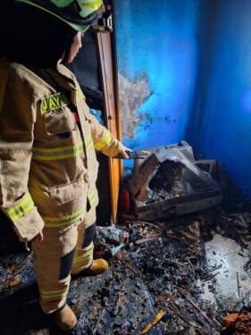 Lokasi kamar dalam rumah yang terbakar gara-gara charger ponsel terlalu lama dicolokkan ke stop kontak. 