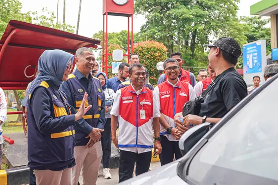 Kepala BPH Migas, Erika Retnowati, bersama Executive GM Pertamina Patra Niaga Regional Sumbagut, Sunardi memastikan ketersediaan dan kelancaran distribusi BBM serta LPG di Sumut jelang mudik dan Idulfitri 2025. (Dok:Pertamina Sumbagut)