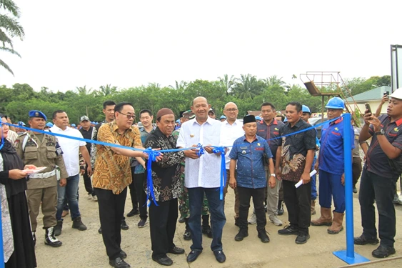 Bupati Langkat Syah Afandin bersama sejumlah petinggi perusahaan secara simbolis memotong pita meresmikan pembukaan PKS PT SIS, Jumat 07 Maret 2025.(Ist)