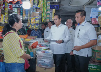 Foto: Rico Waas Pantau Harga Bahan Pangan di Pasar Petisah Medan 1