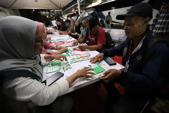 Sebelum berangkat, peserta Mudik-Balik Bareng Honda (MBBH) 2025 mendapatkan edukasi keselamatan berkendara agar lebih siap untuk kembali menggunakan sepeda motor Honda di kampung halaman dengan aman dan nyaman.(Ist)