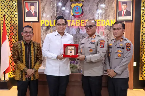 Wali Kota Medan Rico Waas menerima cinderamata dari Kapolrestabes Medan Kombes Pol Gidion Arif Setyawan saat bersilaturahmi di Mapolrestabes Medan, Kamis (6/3/2025).(Ist)