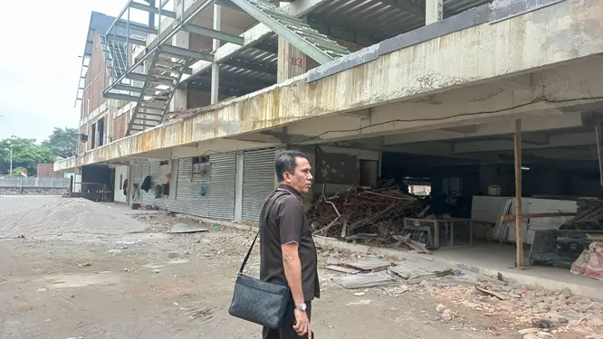 DPRD Medan Desak Satpol PP Bongkar Bangunan Food Court karena Tanpa PBG 1 Ketua Komisi IV DPRD Medan Paul Mei Anton Simanjuntak saat mengunjungi bangunan food court di Jalan Putri Hijau, Medan, Senin (17/3/2025).(Ist)