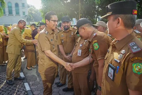 Wali Kota Medan Rico Waas menyalami para pejabat Pemko Medan usai memimpin apel bersama di Balai Kota Medan Senin (3/3/2025).(Istimewa)