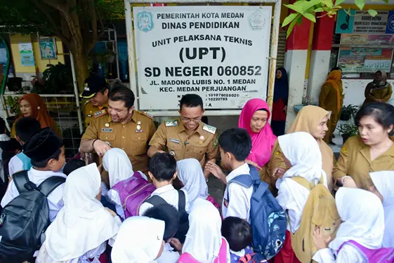 Sejumlah siswa menyalami Wakil Wali Kota Medan Zakiyuddin Harahap saat berkunjung ke SDN 
060853, Jalan Madong Lubis, Medan, Senin (13/2025).(Ist)