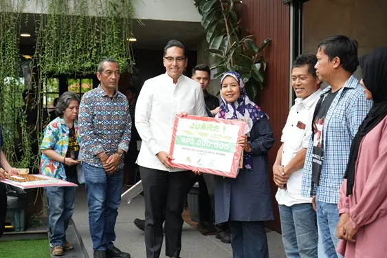 Wali Kota Medan Rico Waas menyerahkan hadiah kepada pemenang lomba karya tulis jurnalis di Manna Space, Jalan Sei Muara, Medan, Sabtu (8/3/2025).(Ist)