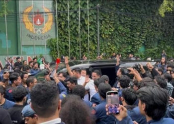 Tolak Revisi UU TNI, Mahasiswa Hadang Mobil Menteri Hukum