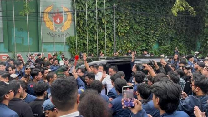 Mobil Menkum Supratman dihadang massa demo di DPR.