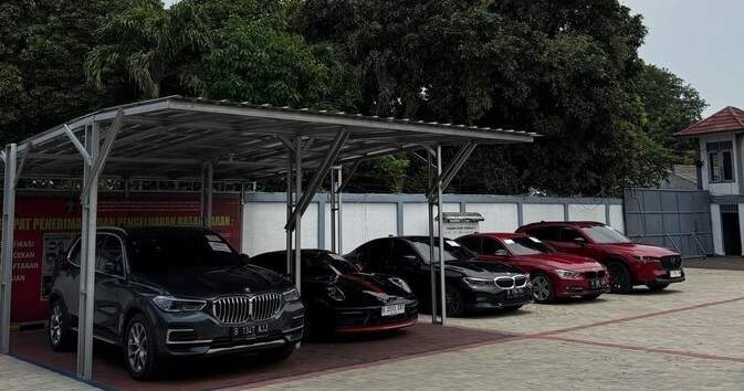 Penampakan deretan mobil mewah milik tersangka kasus investasi bodong Net89.