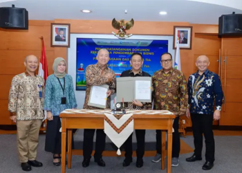 Penandatanganan Nota Kesepahaman Kerja Sama pengenbangan infrastruktur gas bumi di kawasan pelabuhan, oleh Direktur Utama PGN Arief S. Handoko dan Direktur Utama Krakatau Steel Muhamad Akbar Djohan, (12/3/2025).(Dok:PGN)