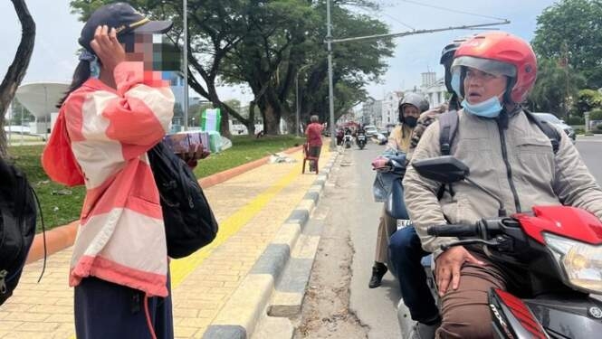 Penjual uang baru di Medan menjajakan dagangannya ke warga yang melintas. 