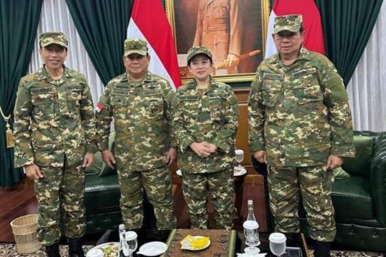 Presiden Prabowo Subianto (dua kiri) bersama Ketua DPR RI Puan Maharani (dua kanan), Presiden Ke-6 Susilo Bambang Yudhoyono (kanan), dan Presiden Ke-7 Joko Widodo menghadiri kegiatan Retret Kepala Daerah di Akademi Militer, Magelang, Jawa Tengah, Kamis (27/2/2025).