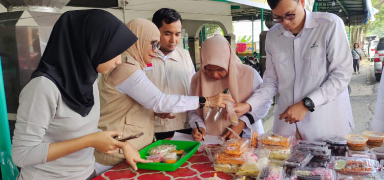 Petugas Balai Besar Pengawas Obat dan Makanan (BBPOM) di Medan melakukan pengecekanan makanan.