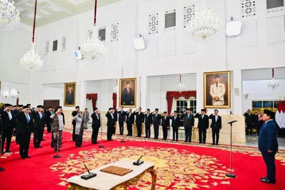 Presiden Prabowo Subianto melantik 31 duta besar RI di Istana Negara.