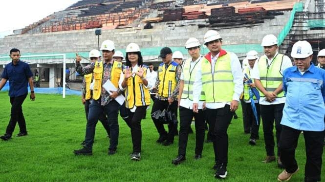 Progres revitalisasi Stadion Teladan Medan saat ditinjau Wamen PU Diana Kusumastuti. 