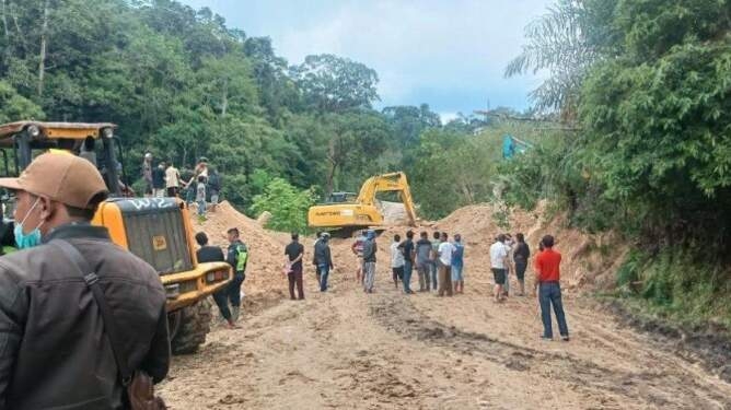 Guncangan gempa bumi menimbulkan longsor, Jalinsum Tarutung - Sipirok lumpuh total, lalu lintas dialihkan menuju Tapteng. 