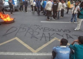 Bakar Ban di DPRD Sumut, Mahasiswa: Pecat Erick Thohir!